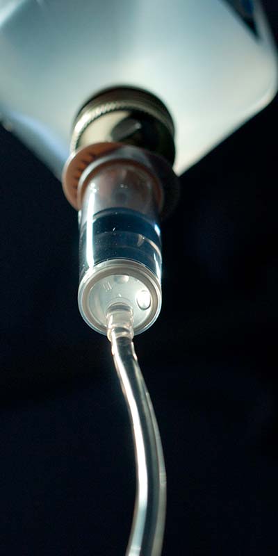 Капельница на черном фоне